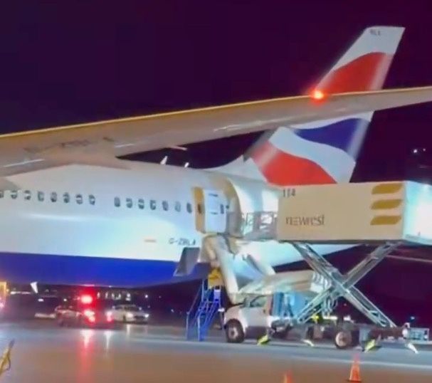 Awaryjne otwarcie rękawa ewakuacyjnego. Lot British Airways opóźniony