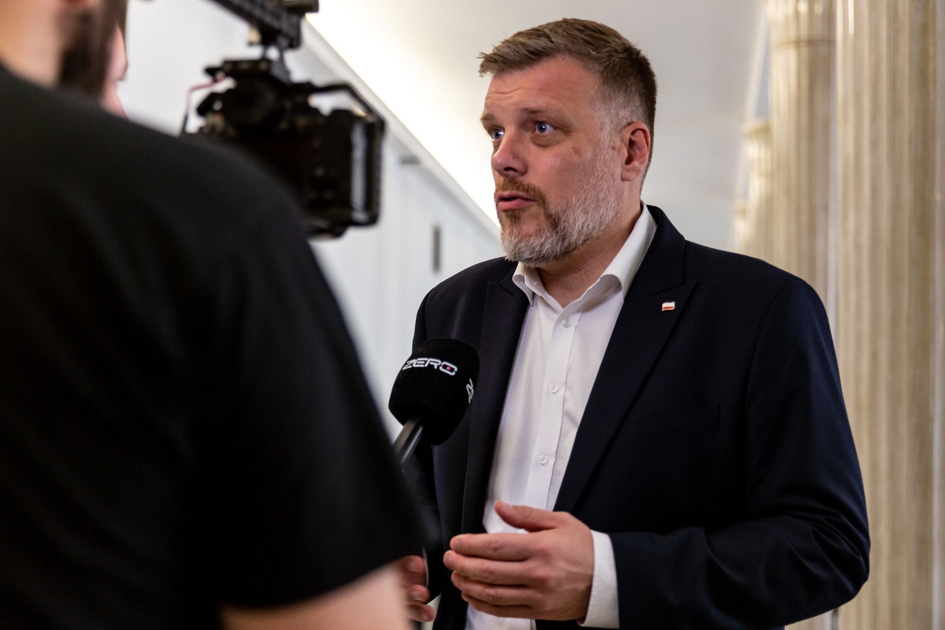 "Tchórzliwy wobec wielkiego biznesu". Dzikus krytykuje rząd