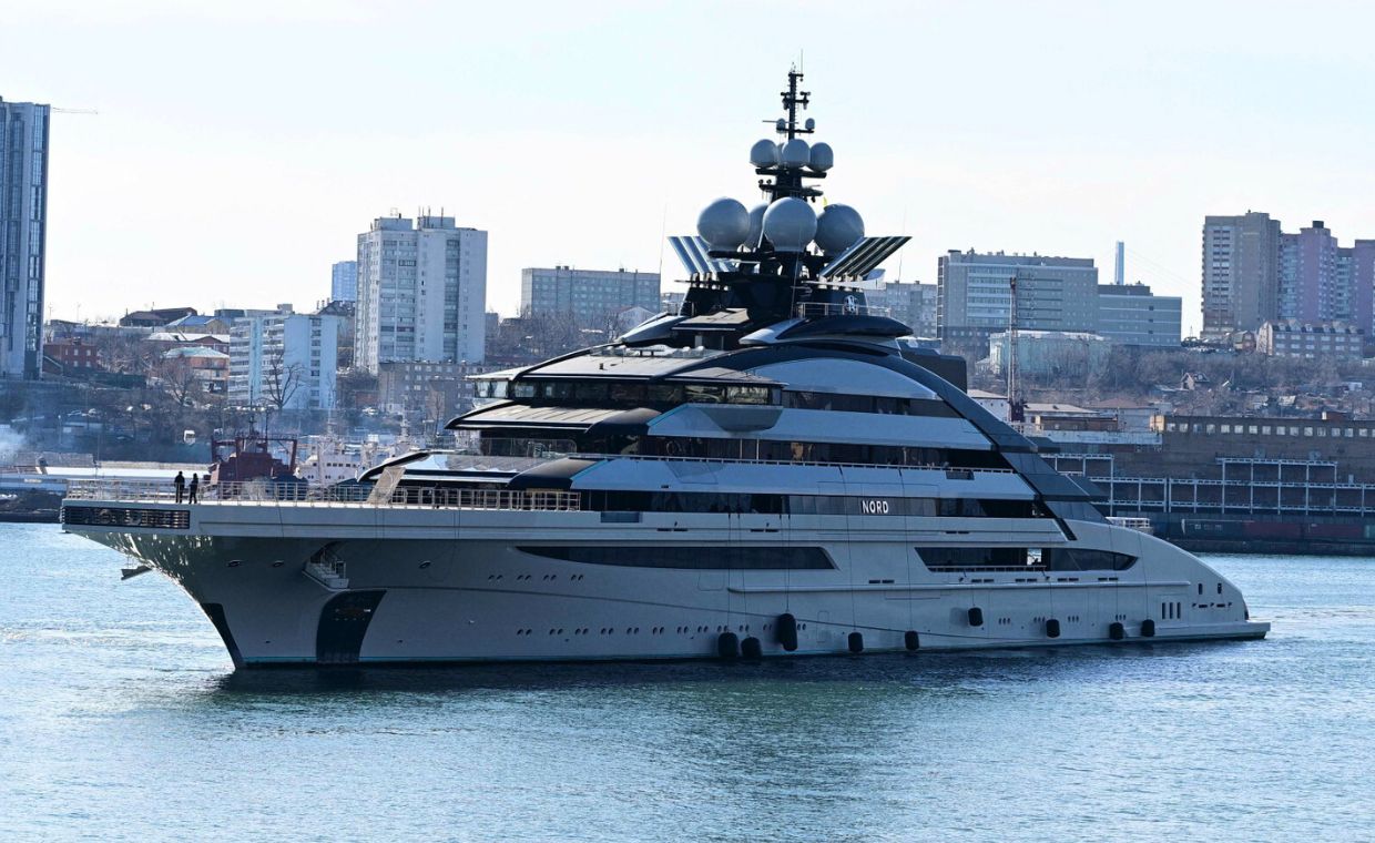 Olbrzymi jacht przepłynął przez cieśninę Ormuz. Należy do rosyjskiego miliardera
