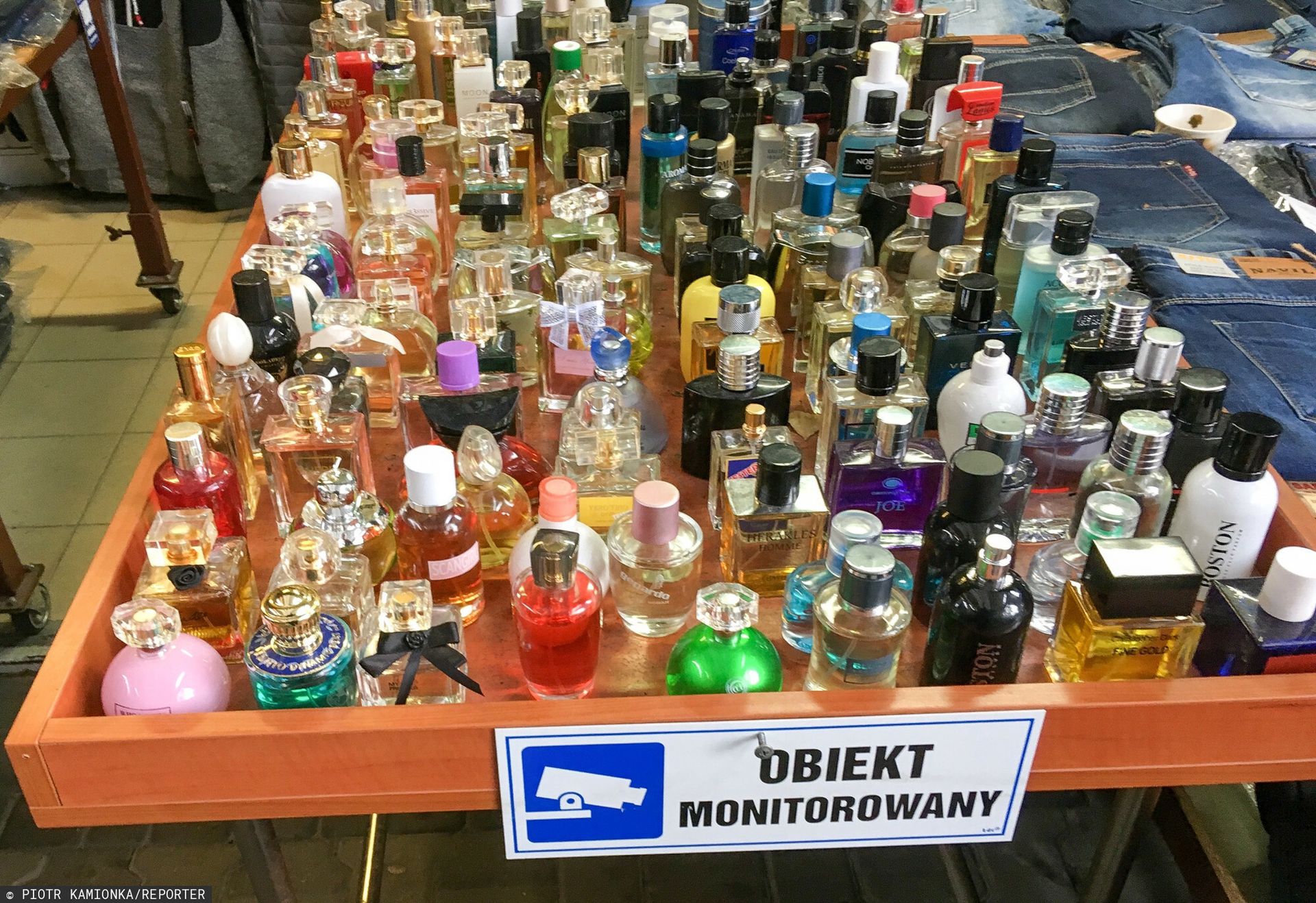 Podróbki zalewają Polskę. Fałszywe kosmetyki to już plaga
