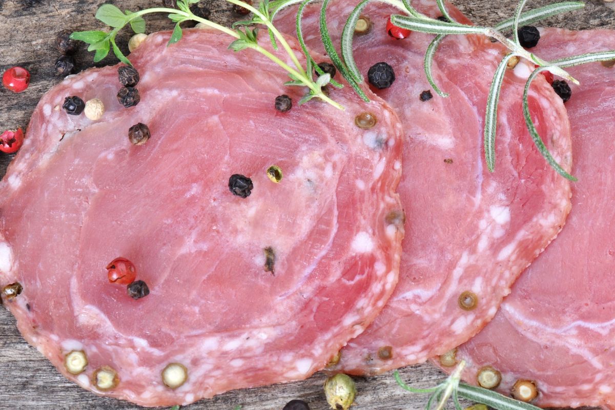 Kiełbasa z Podlasia lepsza od salami. Połóż na pizzy i posyp korycińskim
