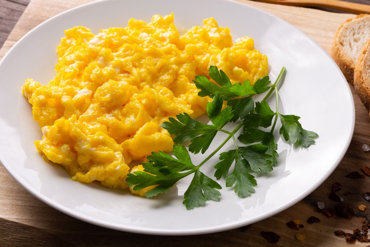 Wlewam na patelnię, wbijam jajka i w mig mam puszystą jajecznicę. Lepsza niż na maśle