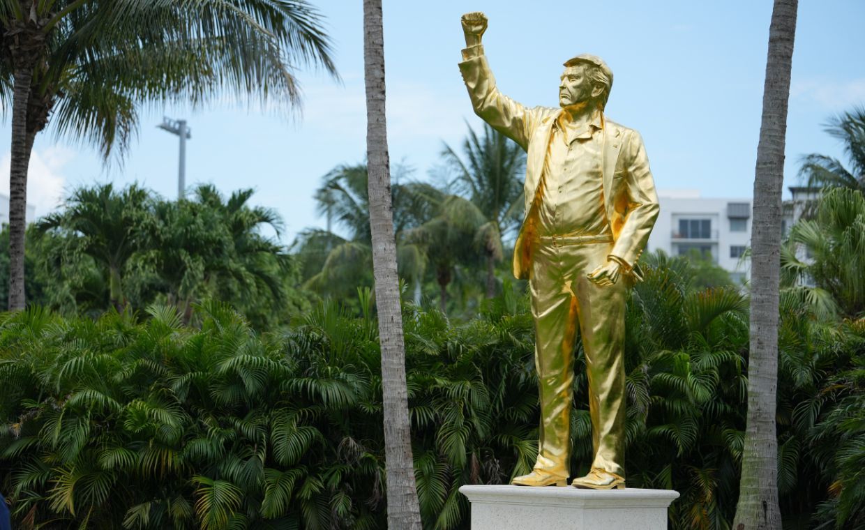 Złota statua Trumpa odsłonięta. "To nie bałwochwalstwo"