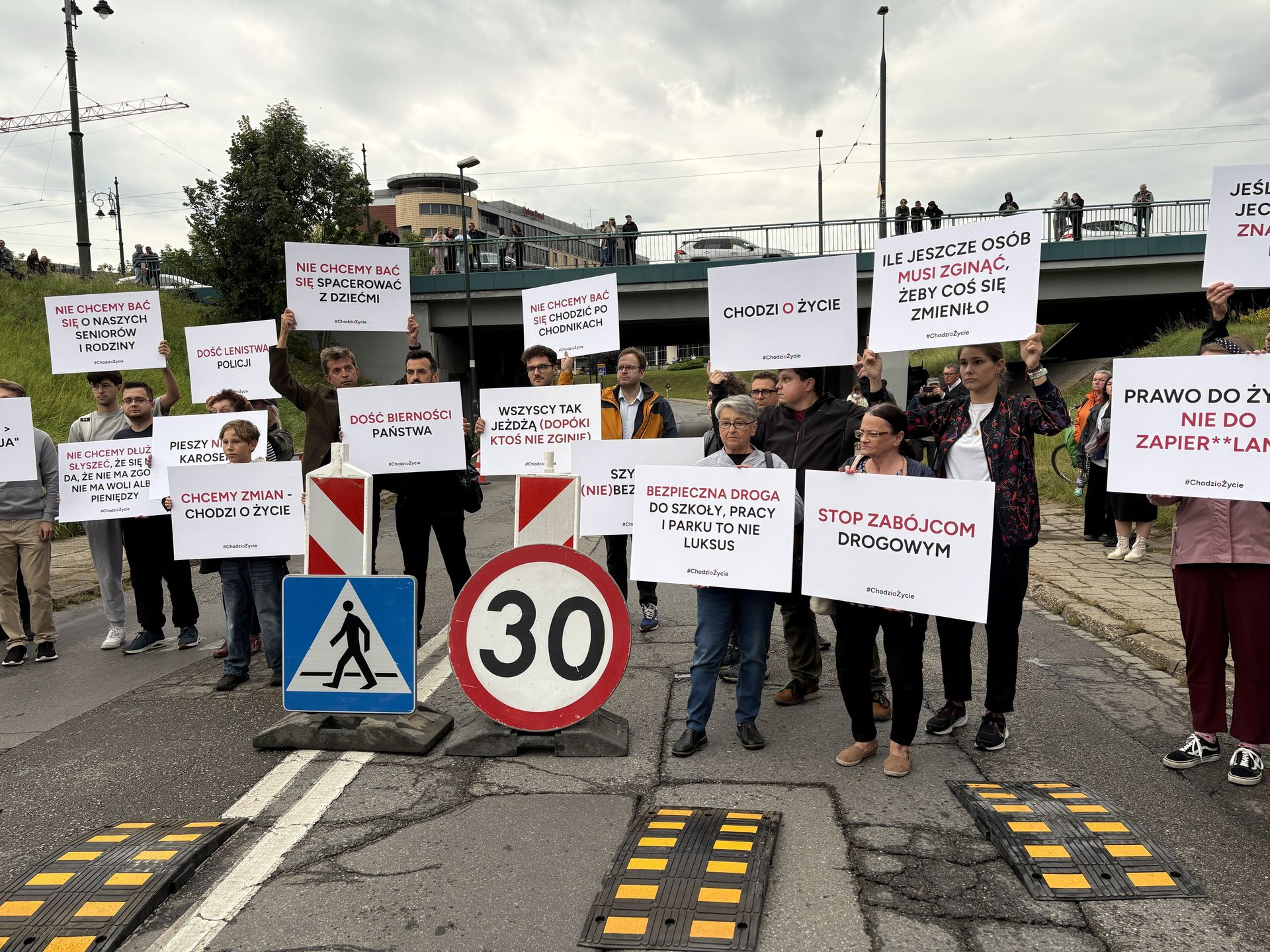 "Godzina ciszy na Solnej". Zgromadzili się w miejscu tragedii