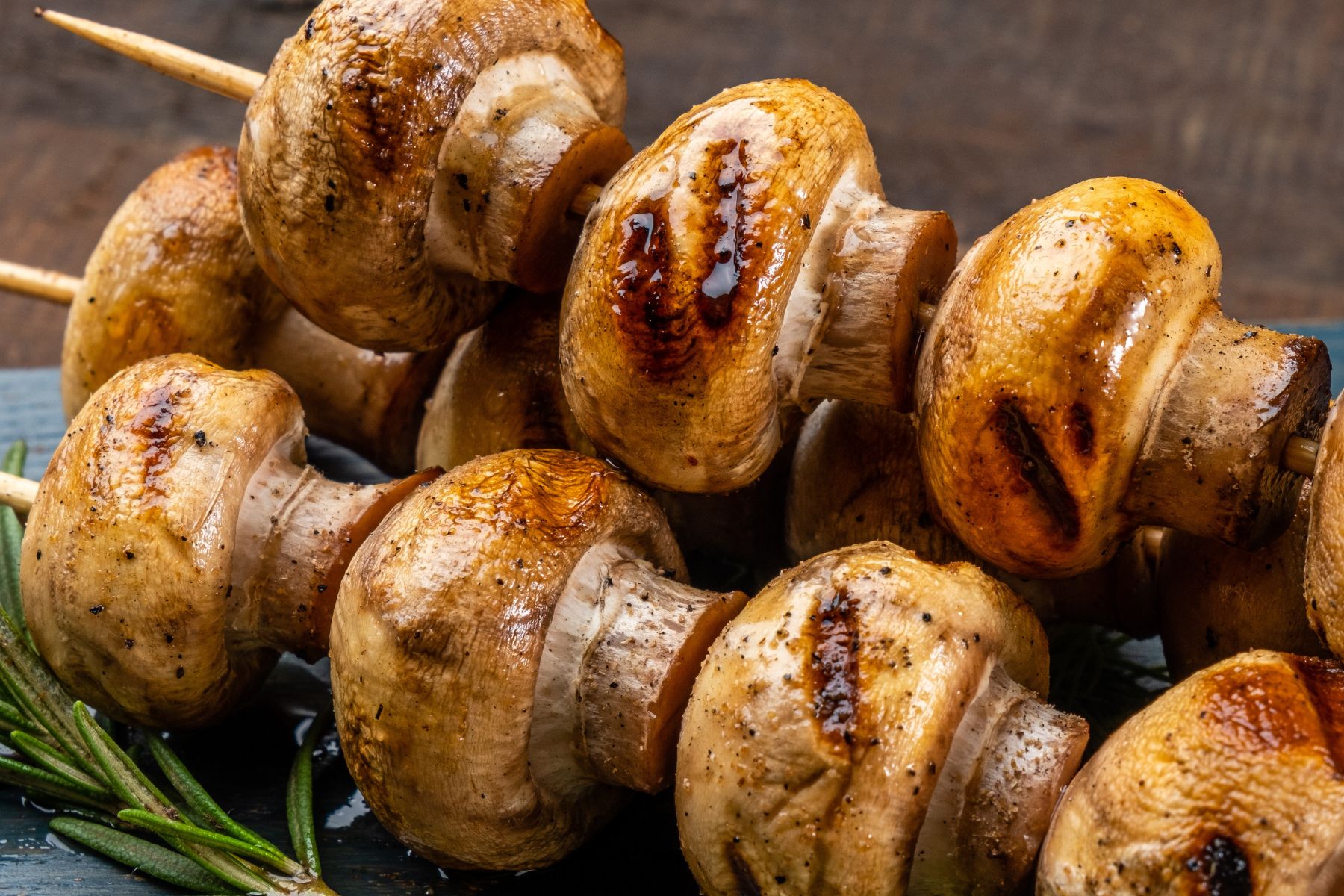 Pieczarki na grillu zrobią furorę. Tylko wcześniej odpowiednio je zamarynuj