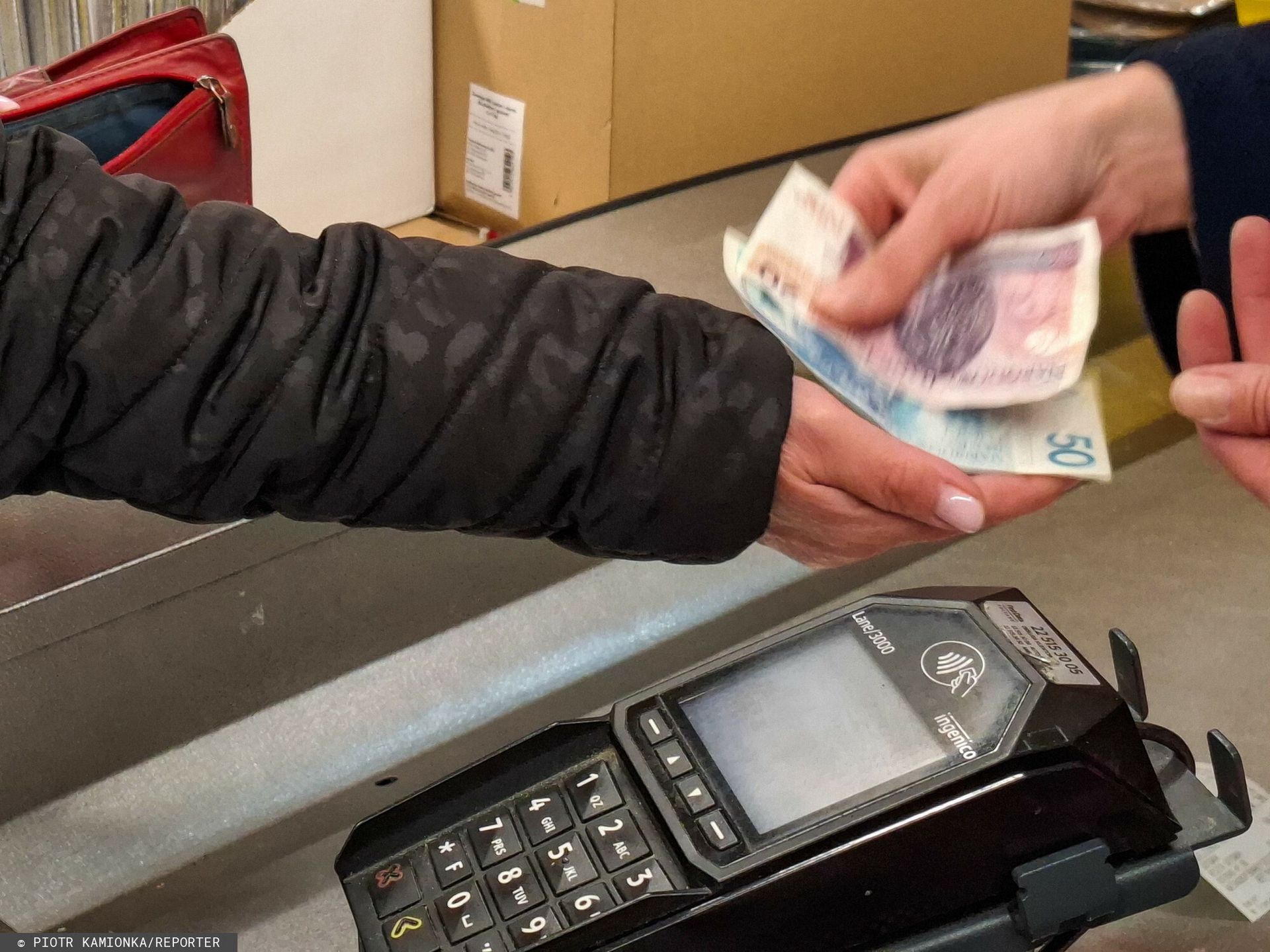 Sklep może odmówić płatności gotówką? Ministerstwo zabiera głos