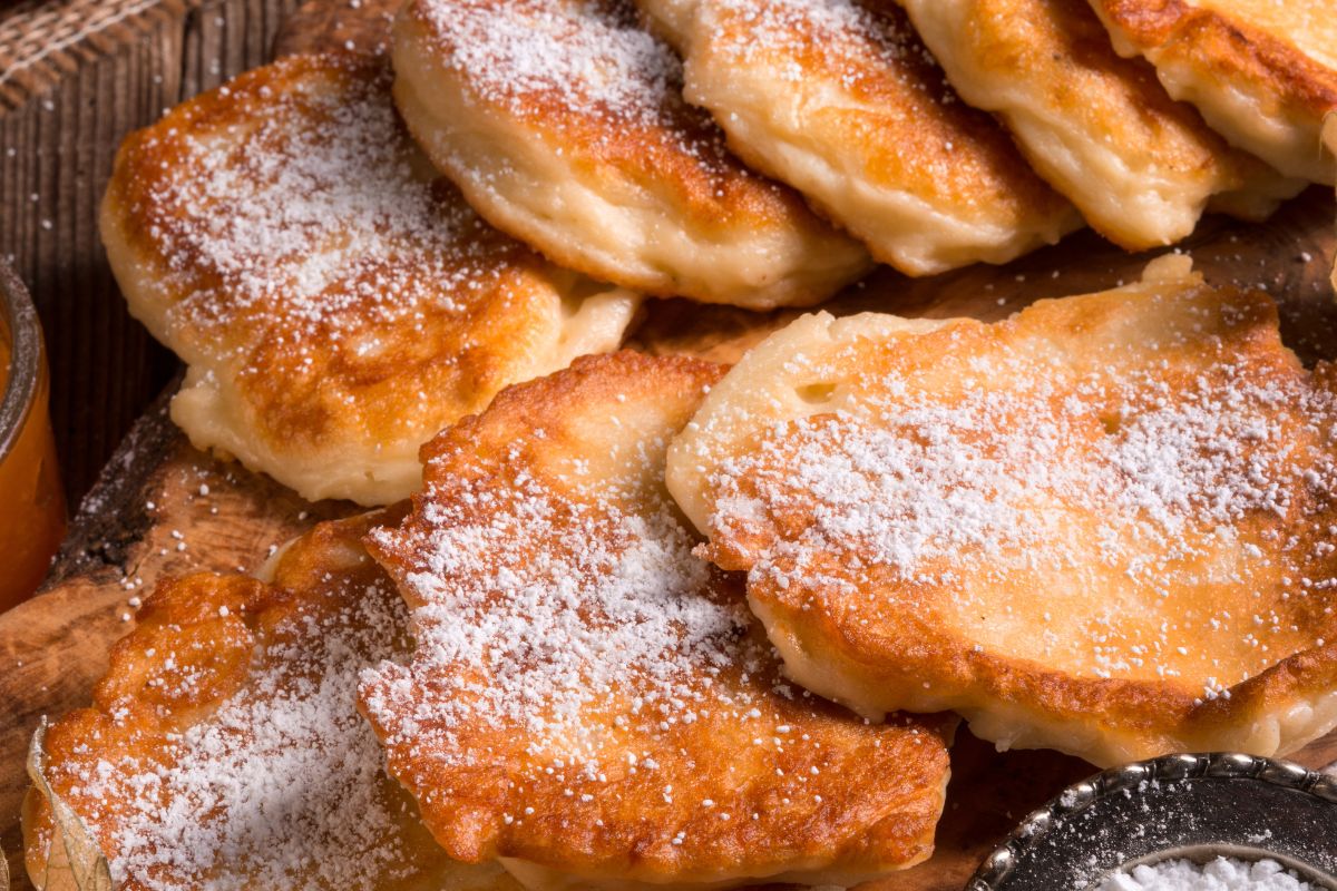 Jesienią nie dodaję jabłek do racuchów. Sięgam po inne sezonowe owoce i wychodzą przepyszne