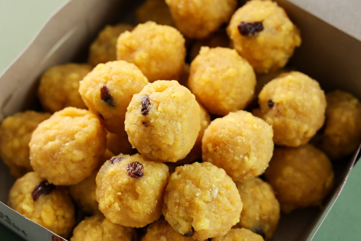 Te słodkie kuleczki znikają jedna po drugiej. choćby polskie pączki nie mogą się równać