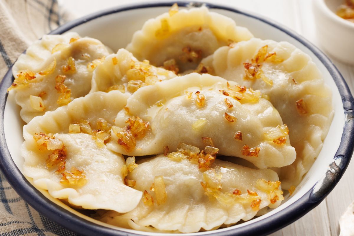 Zamiast kostki twarogu, wzięłam serek wiejski. choćby teściowa pochwaliła moje pierogi