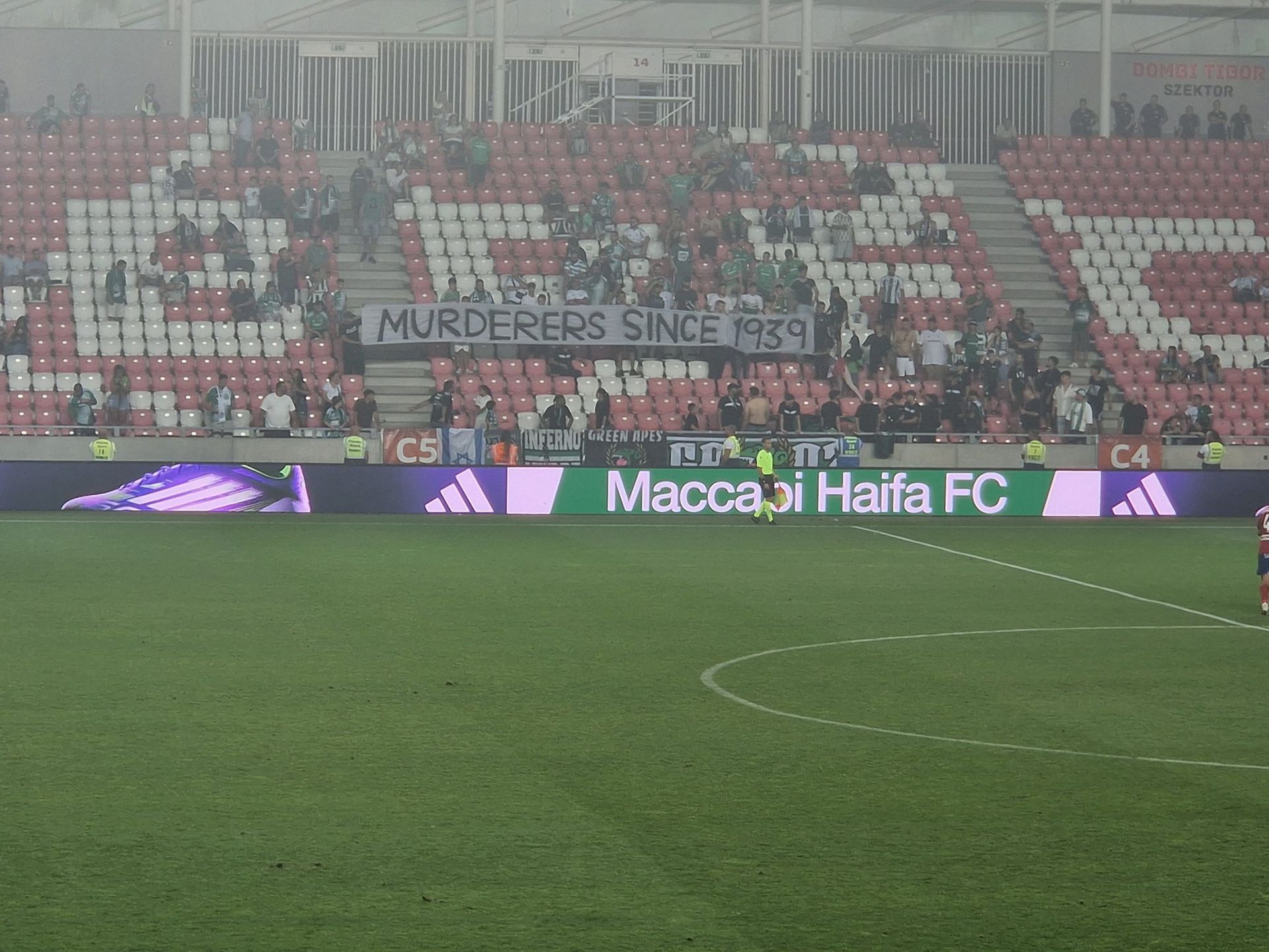 Działo się w nocy. Skandaliczny baner na meczu. Ambasada reaguje