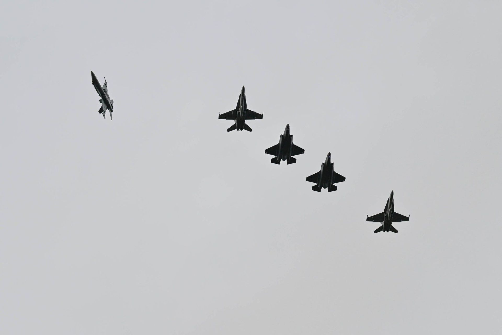 Trzy F-35 leciały do Europy. Jeden nie dotarł