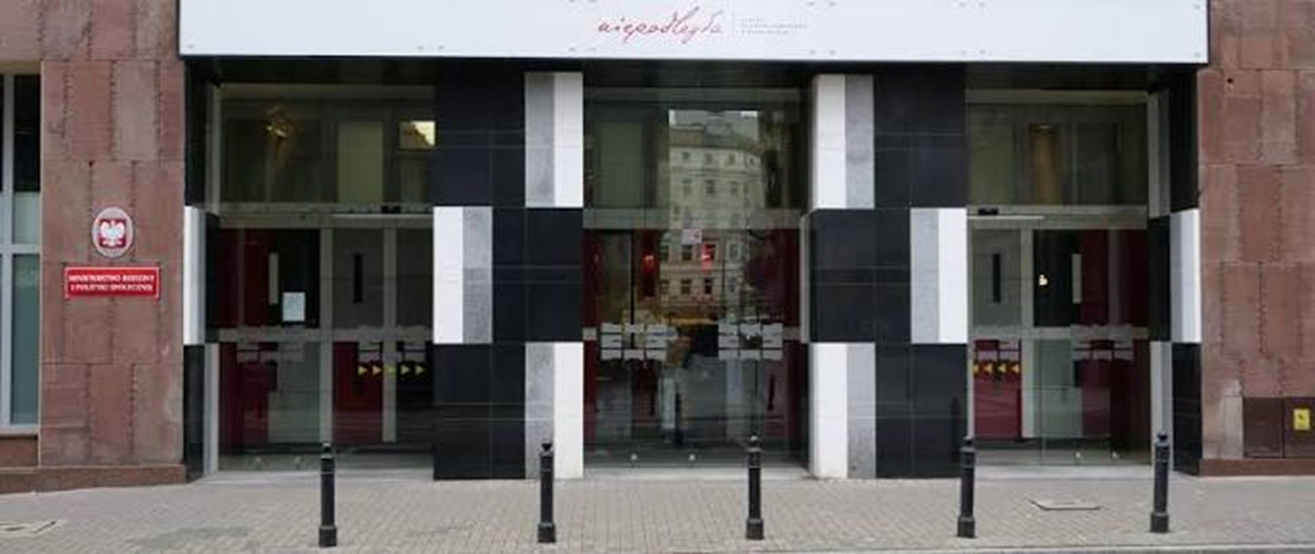Ponad 300 tys. zł na reklamy radiowe od resortu rodziny i pracy