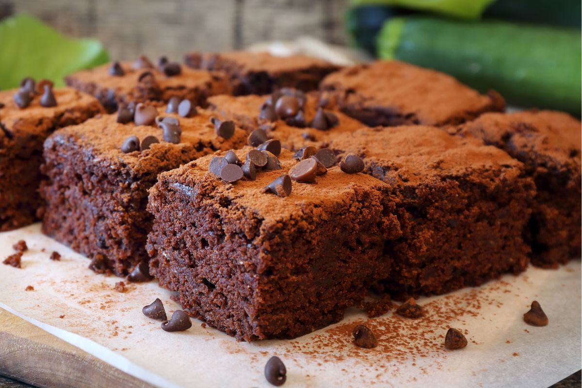 Brownie z tym warzywem wychodzi wyjątkowo wilgotne i mięciutkie. Kawałki dekoruję domową konfiturą z wiśni