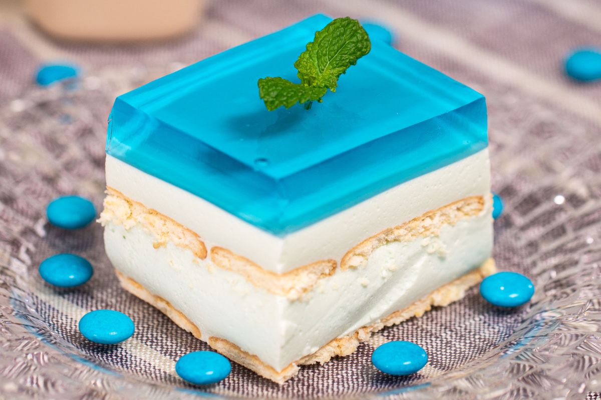 Ciasto Smerfetka bez pieczenia. Dzieci je uwielbiają