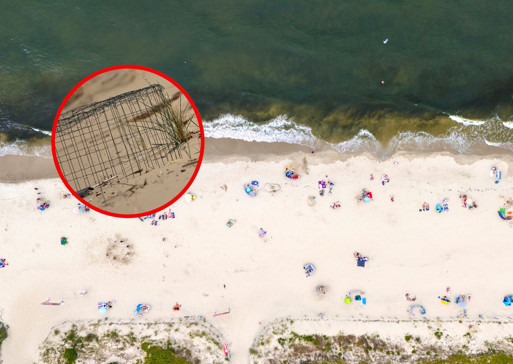 Druciane kosze na plaży. "Omiń jak najszerszym łukiem"
