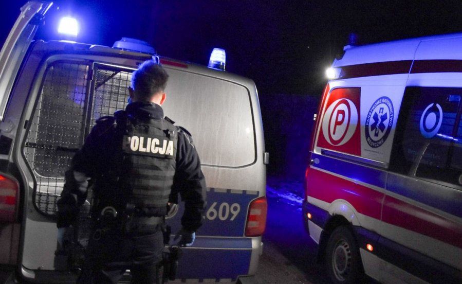 Samochód z impetem uderzył w przyczepę. 18-latek nie żyje