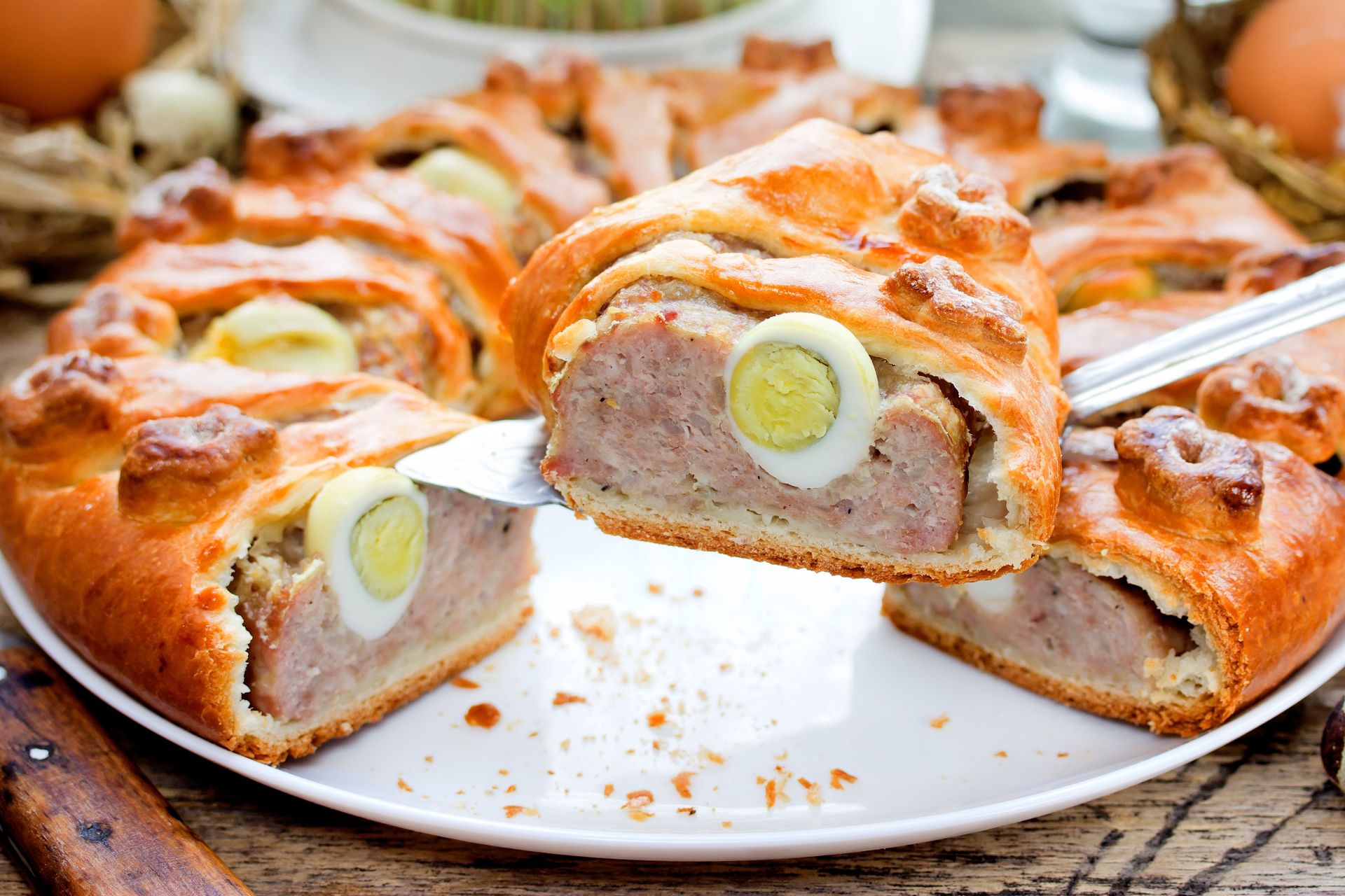 Wielkanocna pieczeń z jajkiem. Po przekrojeniu wygląda jak dzieło sztuki i znika ze stołu w kilka minut