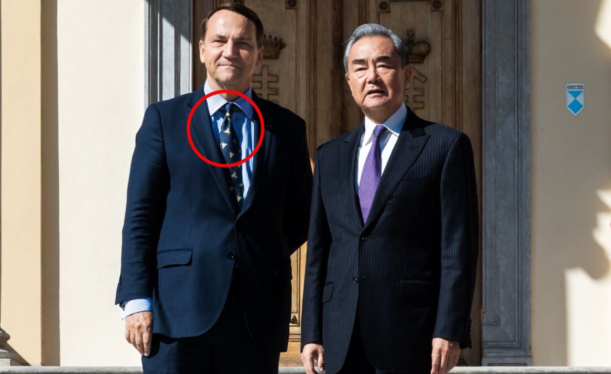 Zarzucił mu kupno drogiego krawata. Sikorski odpowiada