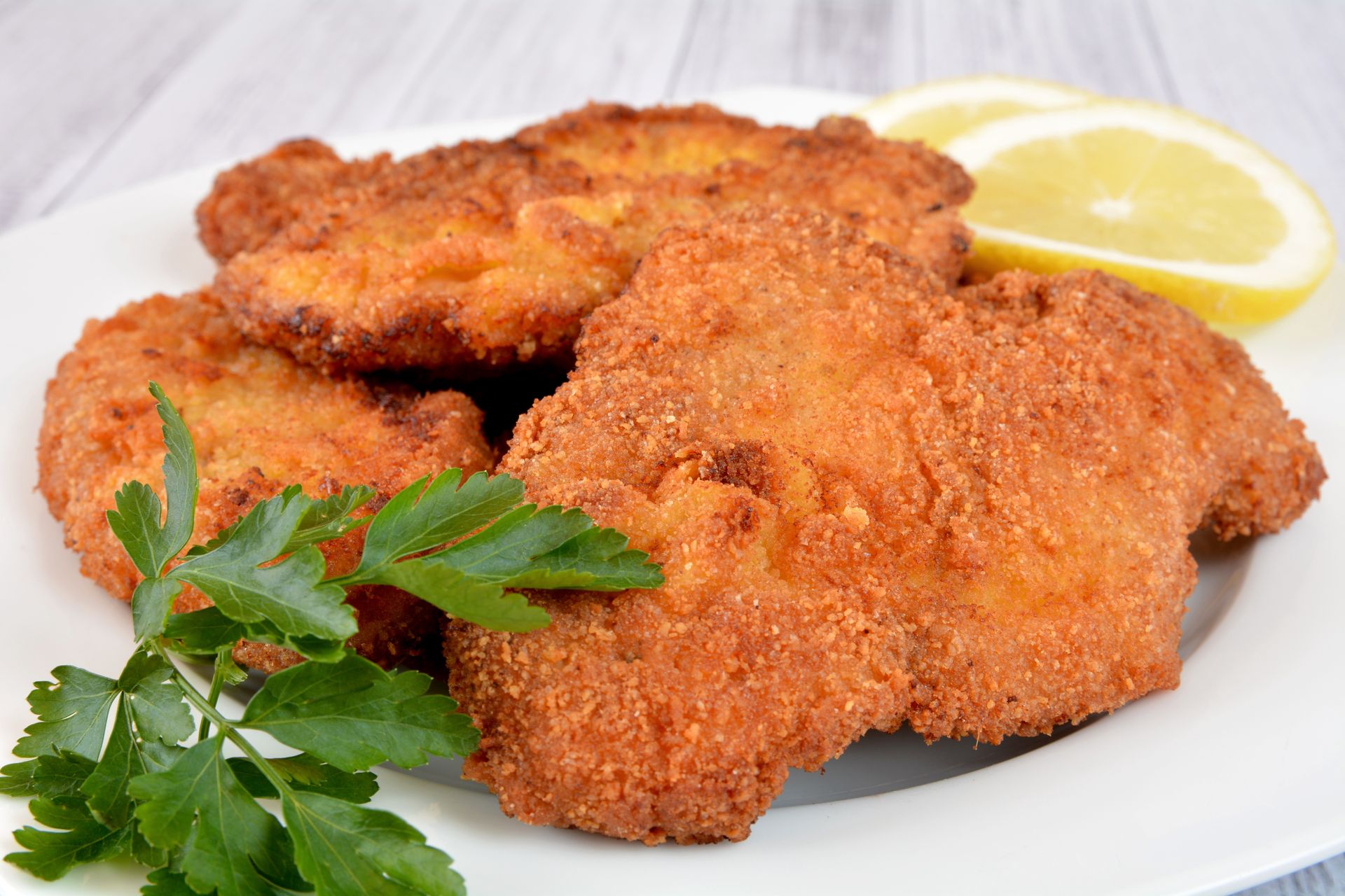 Natrzyj kotlety przed smażeniem. Schabowe wyjdą smaczniejsze niż z przepisu Gessler