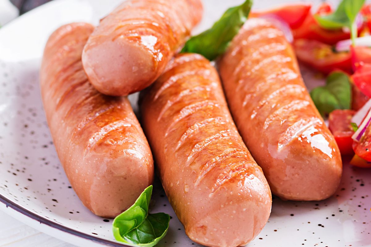 Tych osłonek nie musisz ściągać z parówek. Są jadalne, ale mało kto o tym wie