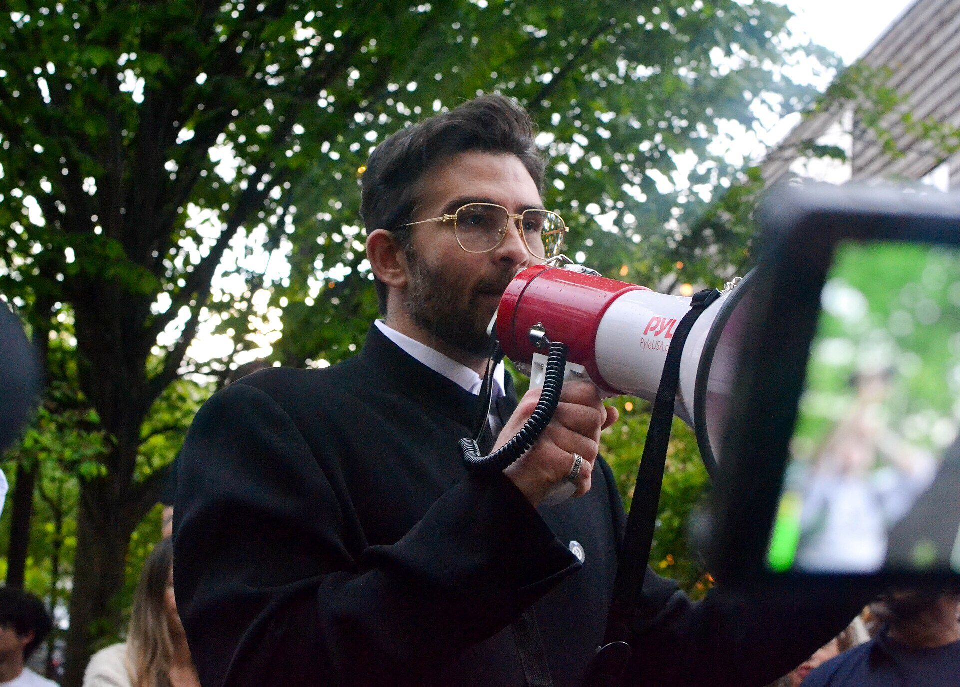 Hasan Piker przeniósł politykę na Twitcha. Republikanie wykorzystują go przeciw demokratom