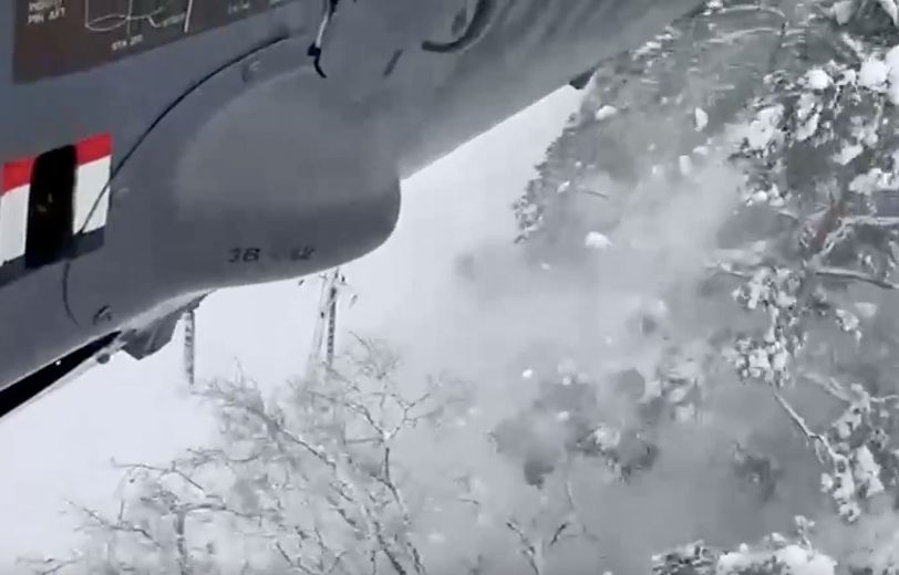 Policyjny Black Hawk w akcji. Odśnieżanie z powietrza na Warmii i Mazurach