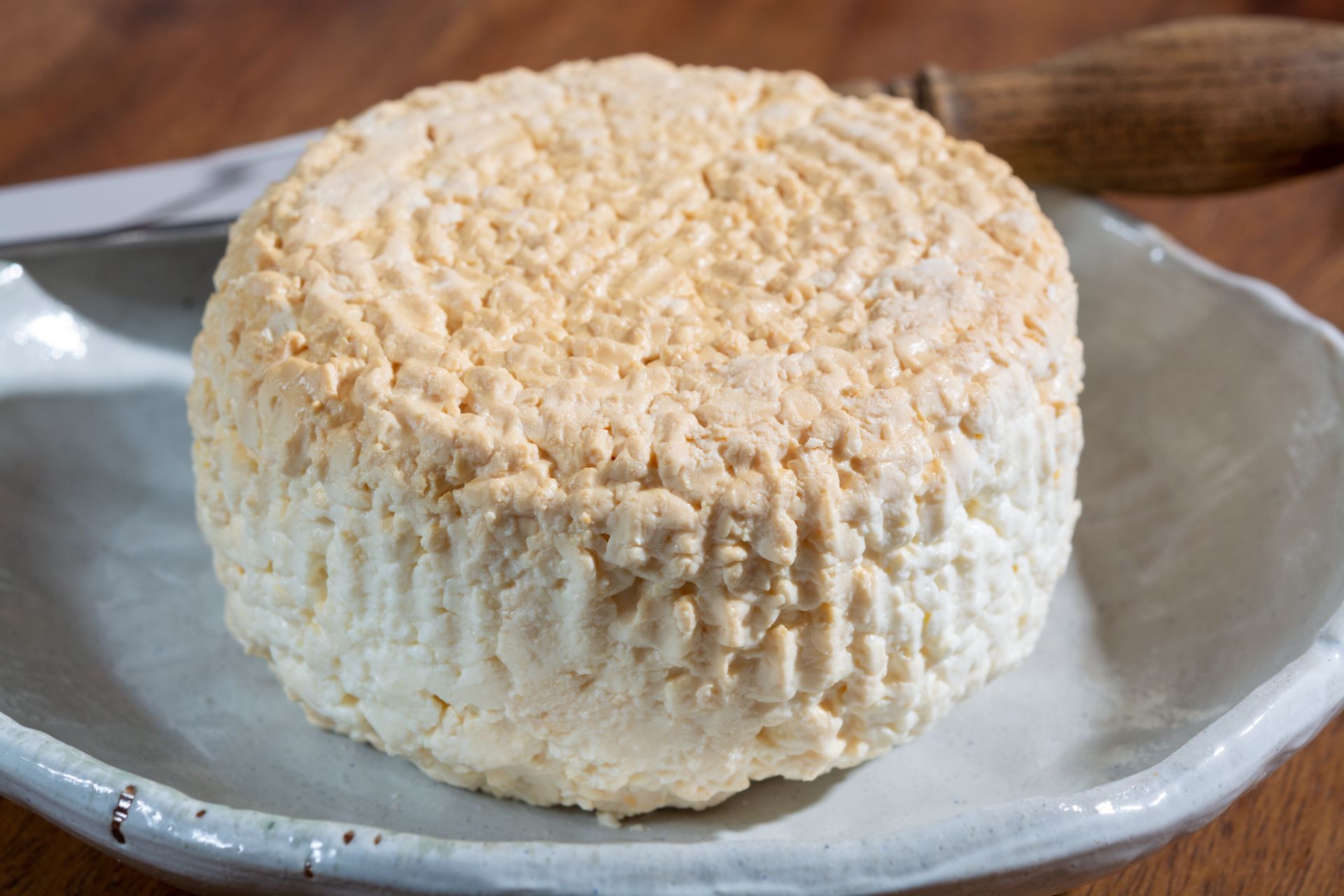 Wielu z nas ignoruje ten pyszny ser. Jego smak jest unikalny i nietypowy