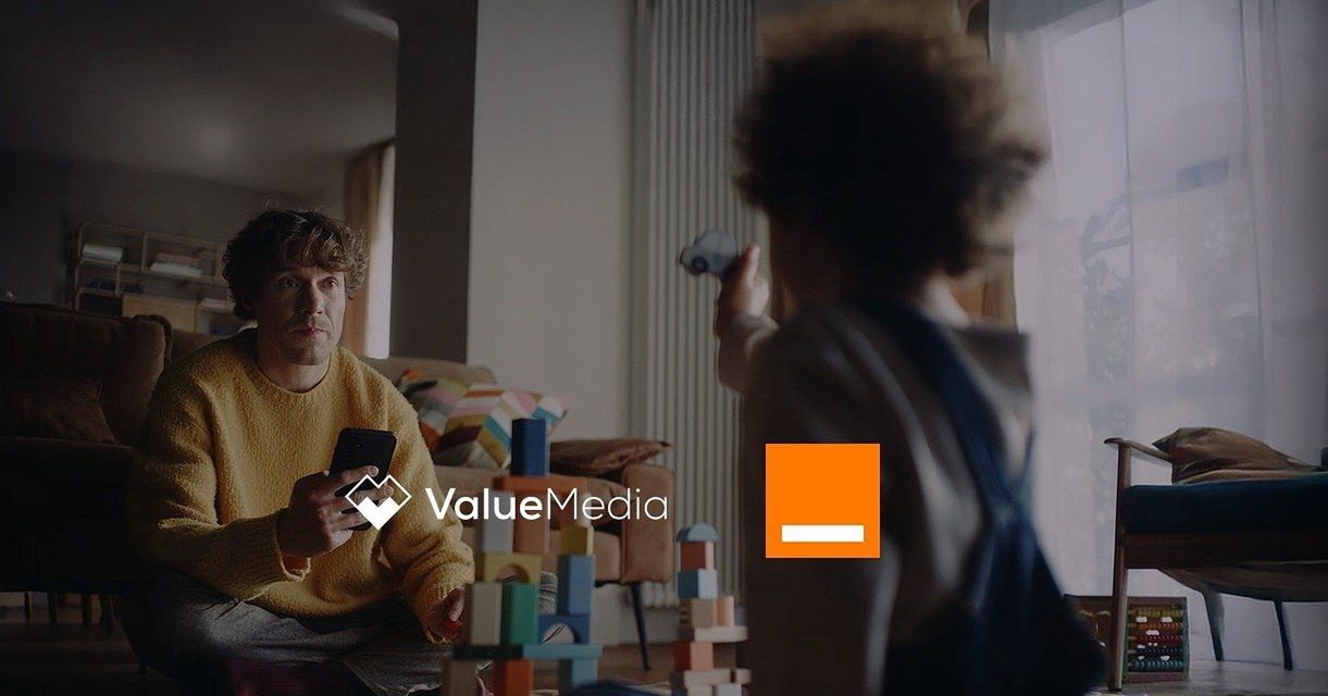 Fundacja Orange kampanią "Nie przescrolluj życia" inspiruje do realnych relacji