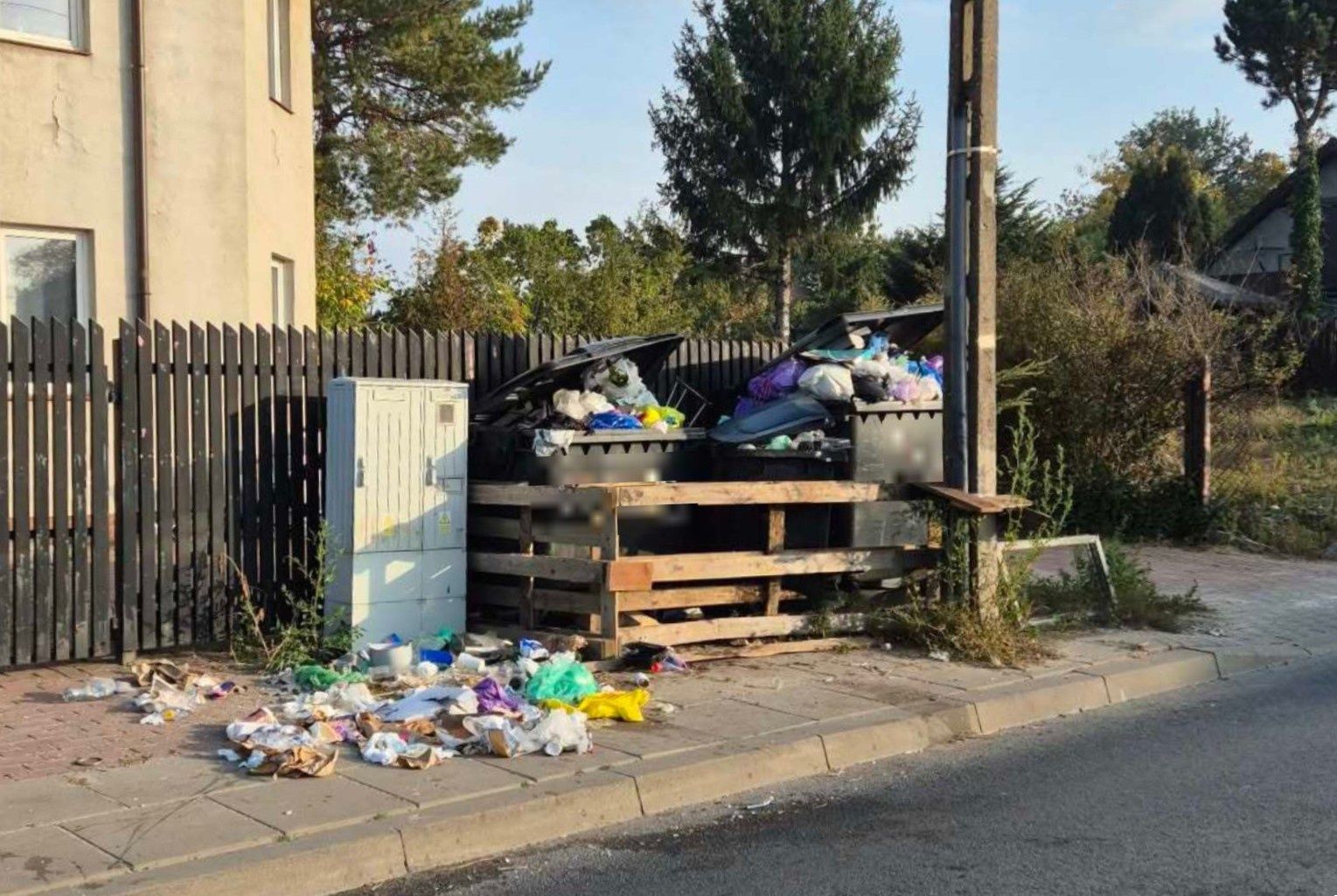 Góry śmieci pod domami w Warszawie. Tak tłumaczy się operator