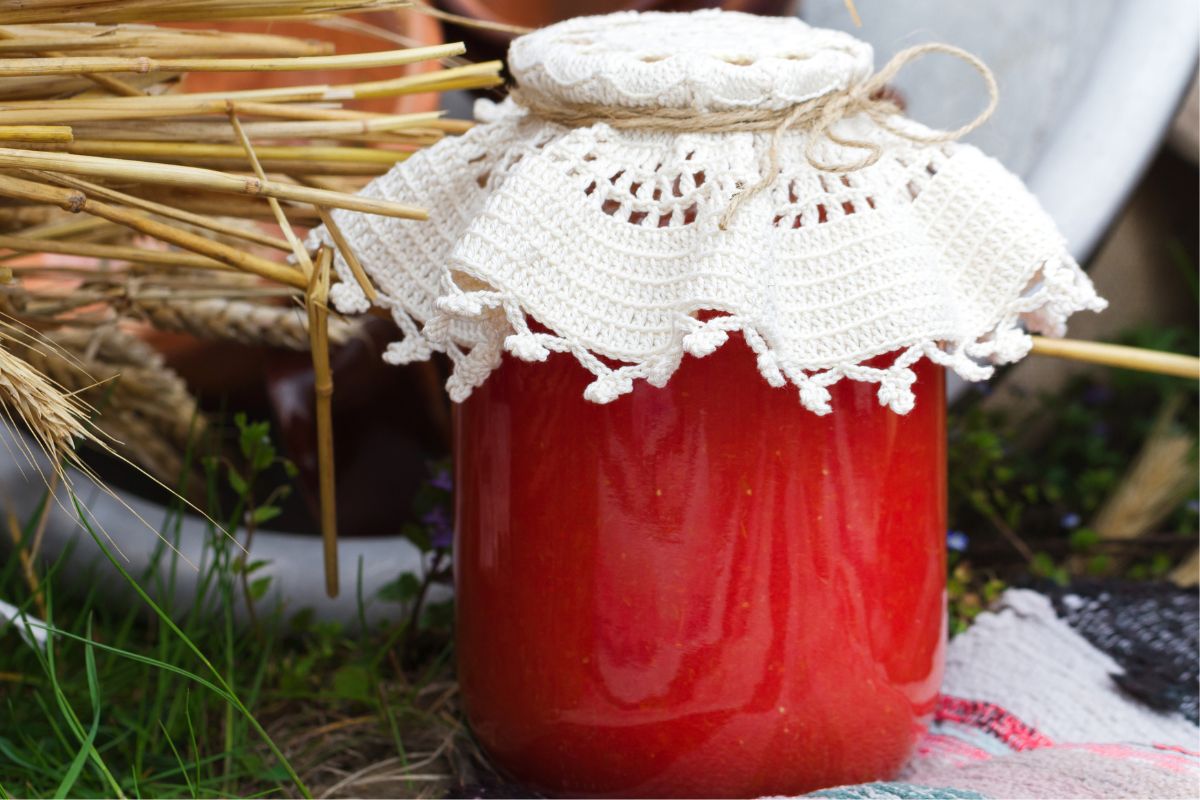 Zbieram w szklarni i łączę z jabłkami. Zapasy w piwniczce znikają jeszcze przed zimą