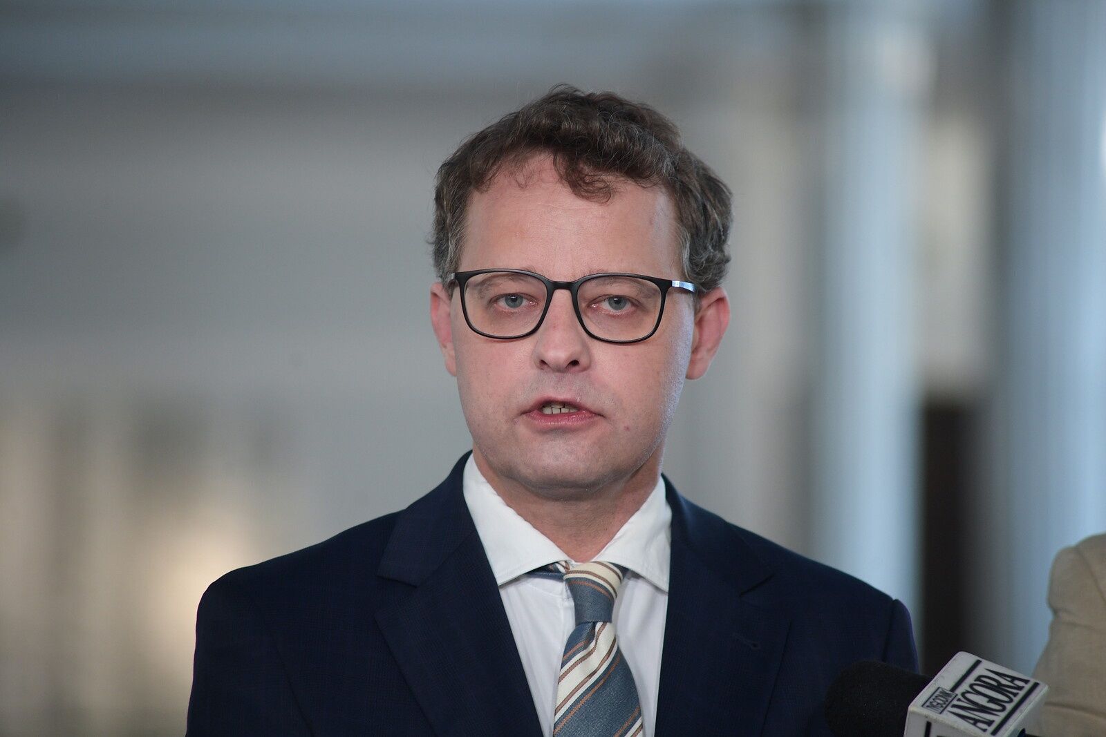 Sąd potwierdza. Pod tym adresem przebywa Romanowski