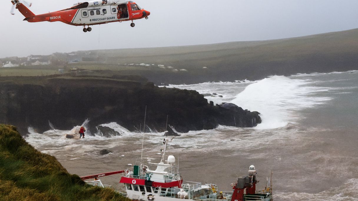 Trudne warunki i awaria. Francuski statek osiadł na skałach w Irlandii