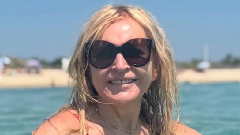 Monika Olejnik pozdrawia z morza w stroju kąpielowym i ogłasza: "Po 13 miesiącach od operacji mogę pływać"