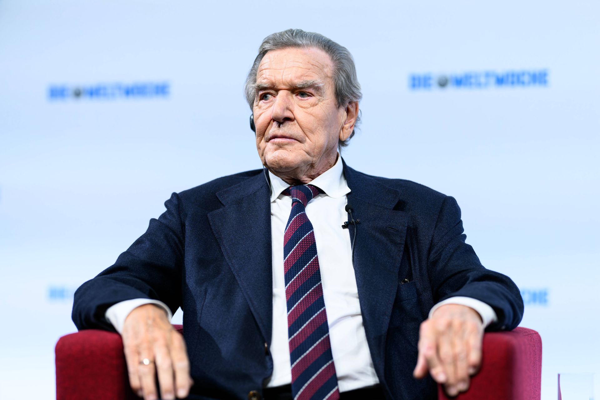 Schroeder przegrywa w Niemczech. Nie dostanie biura
