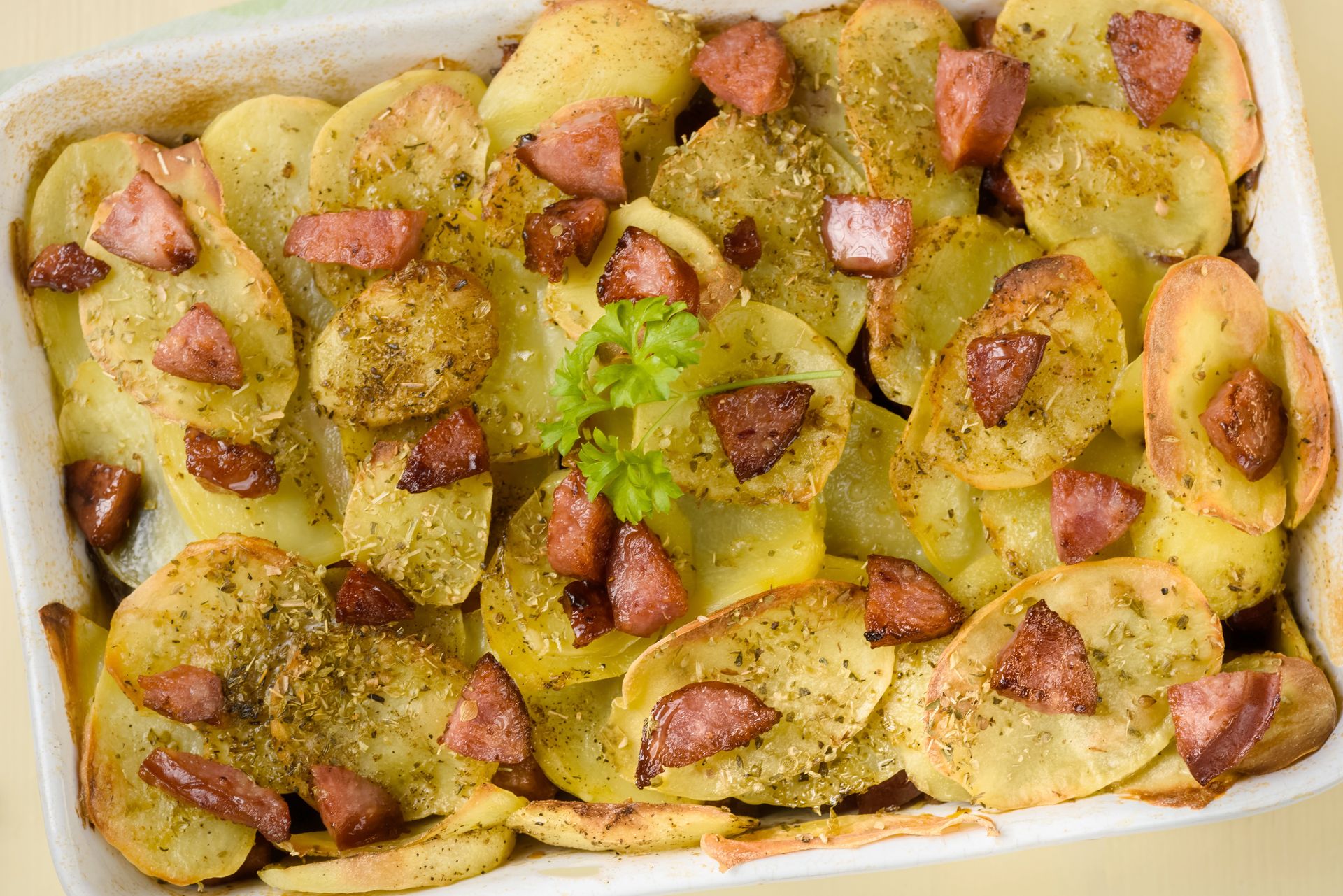 W chłodne dni najlepiej wchodzą zapiekanki. Tę zrobisz z kilku składników i bez sterty brudnych garów