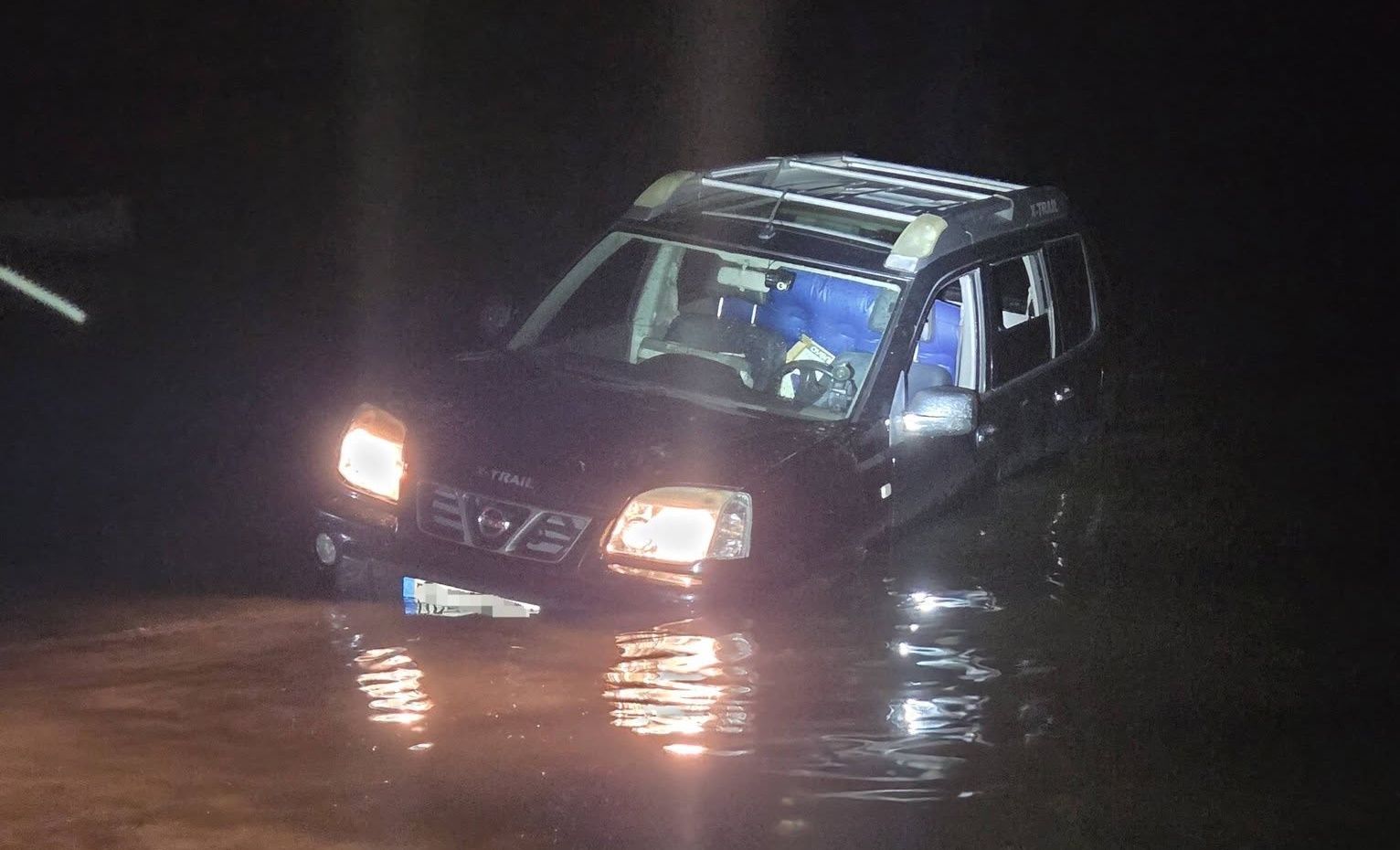Kobieta z dzieckiem wjechała do zalewu. Interweniowały służby