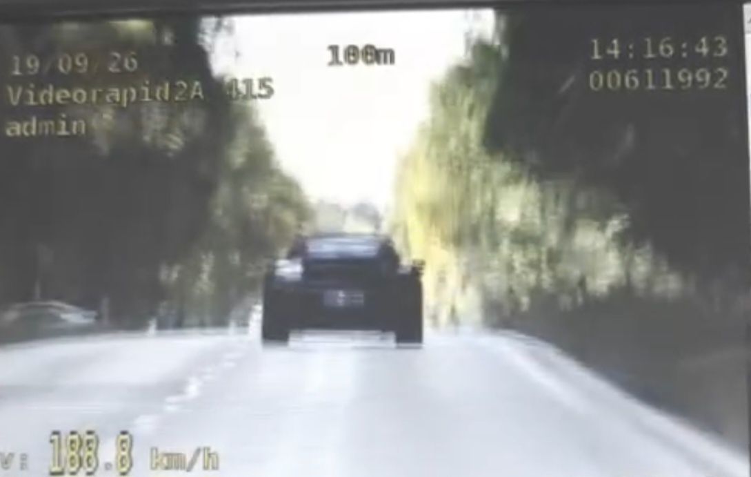 Jechał Porsche prawie 200 km/h po "krajówce". Dostał srogi mandat i stracił prawko