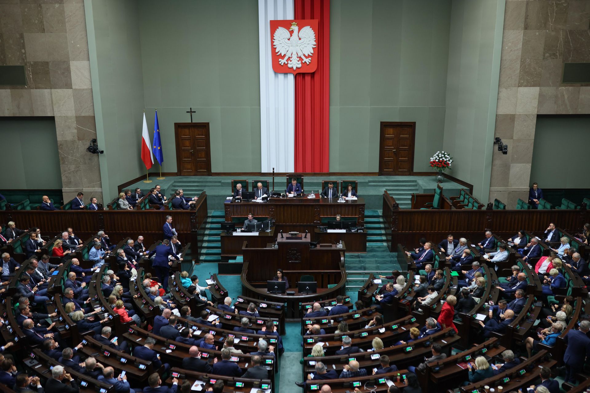 Zmiana na pozycji lidera i "walka o przekroczenie progu". Nowy sondaż