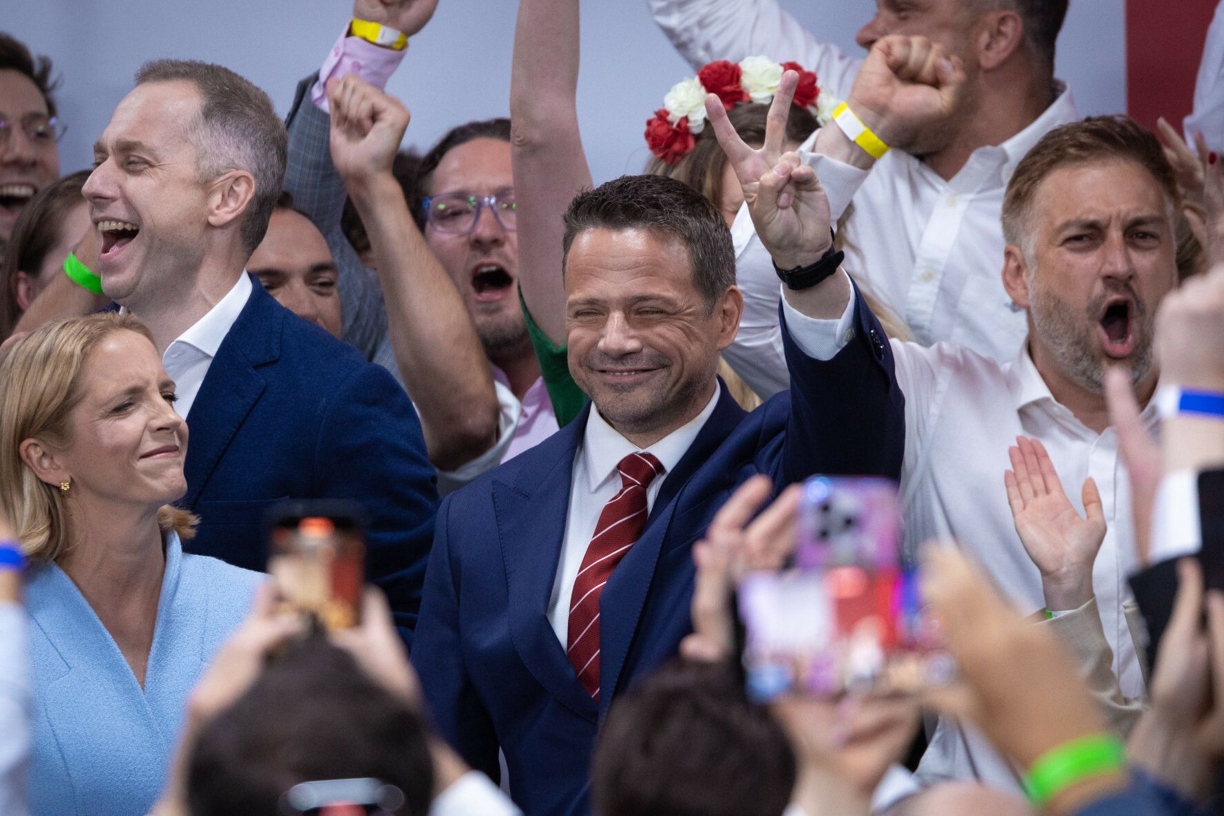 "Bezsenna noc". Emocjonalny roller coaster polityków Koalicji Smerfów [OPINIA]