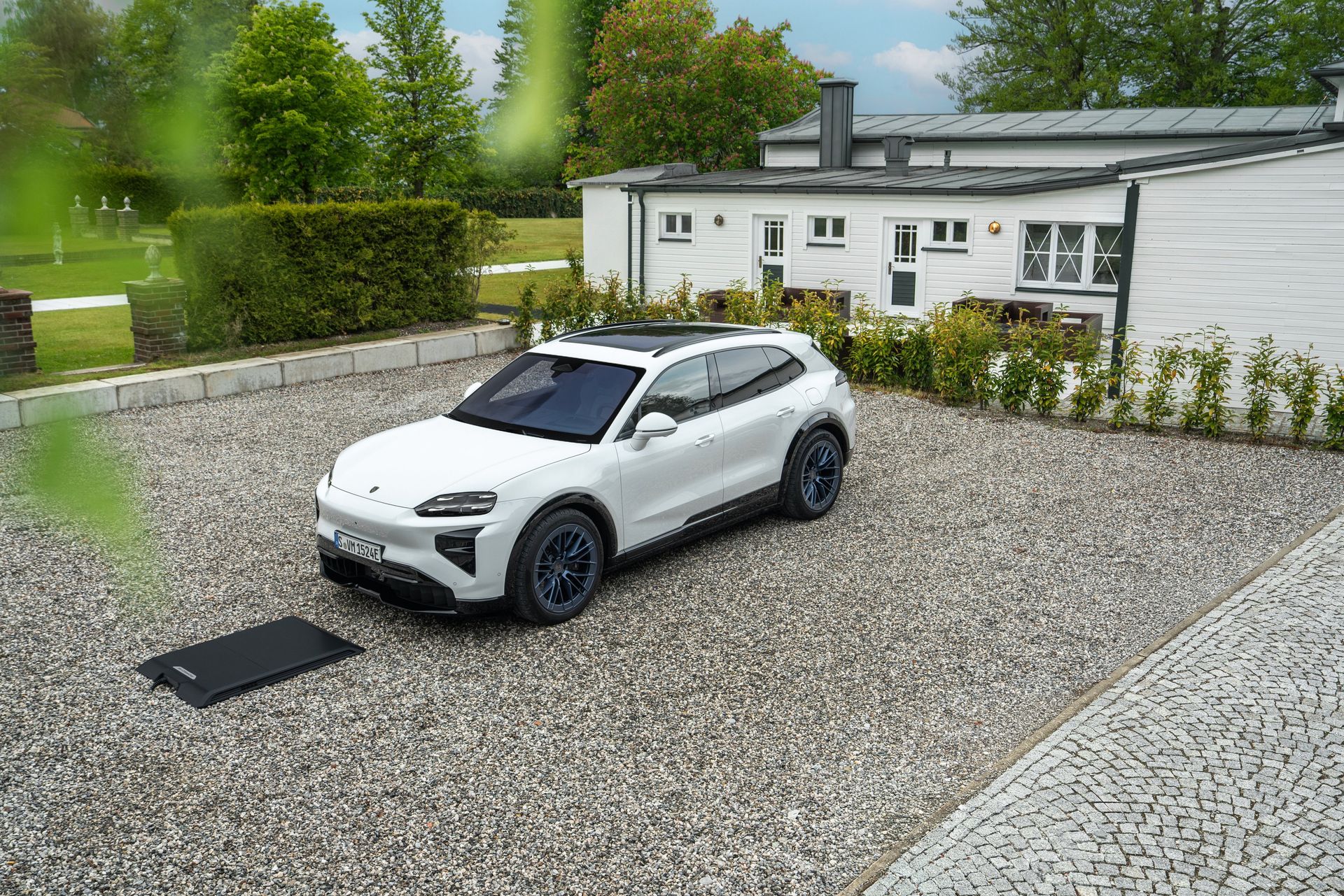 Indukcyjne ładowanie debiutuje w Porsche. Niemcy uzupełniają listę opcji elektrycznego Cayenne