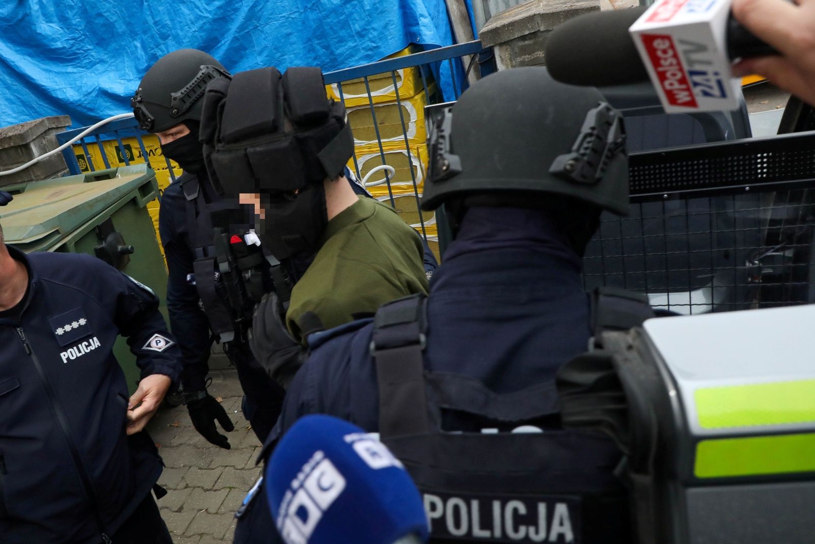 19-letni nożownik doprowadzony do prokuratury. Tak się zachowywał