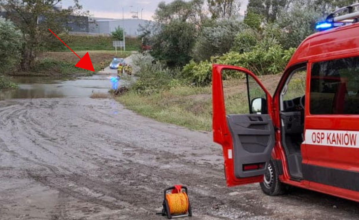 Wjechał do rzeki. Samochód zaczął tonąć