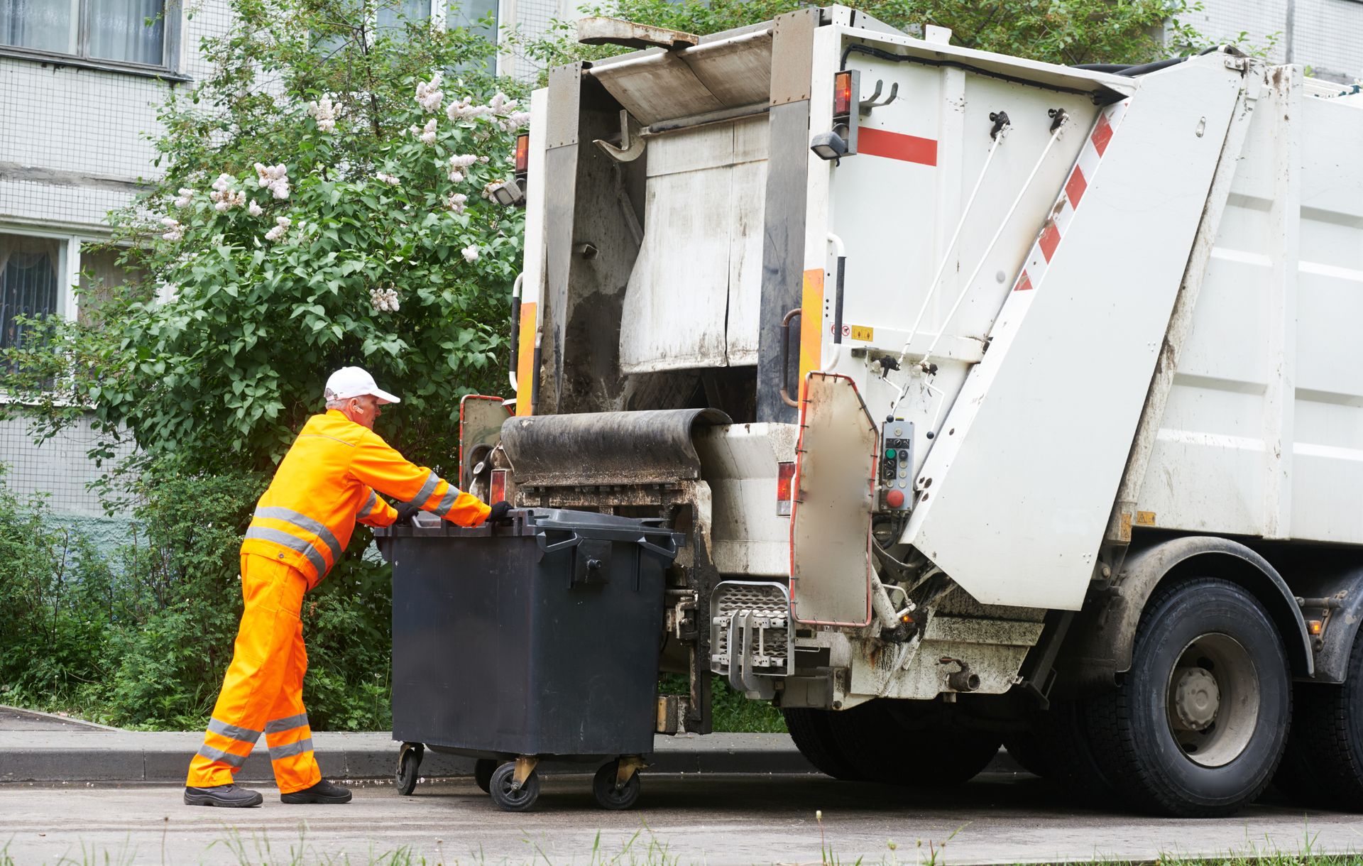 Ile zarabiają kierowcy śmieciarek? Za granicą płacą więcej