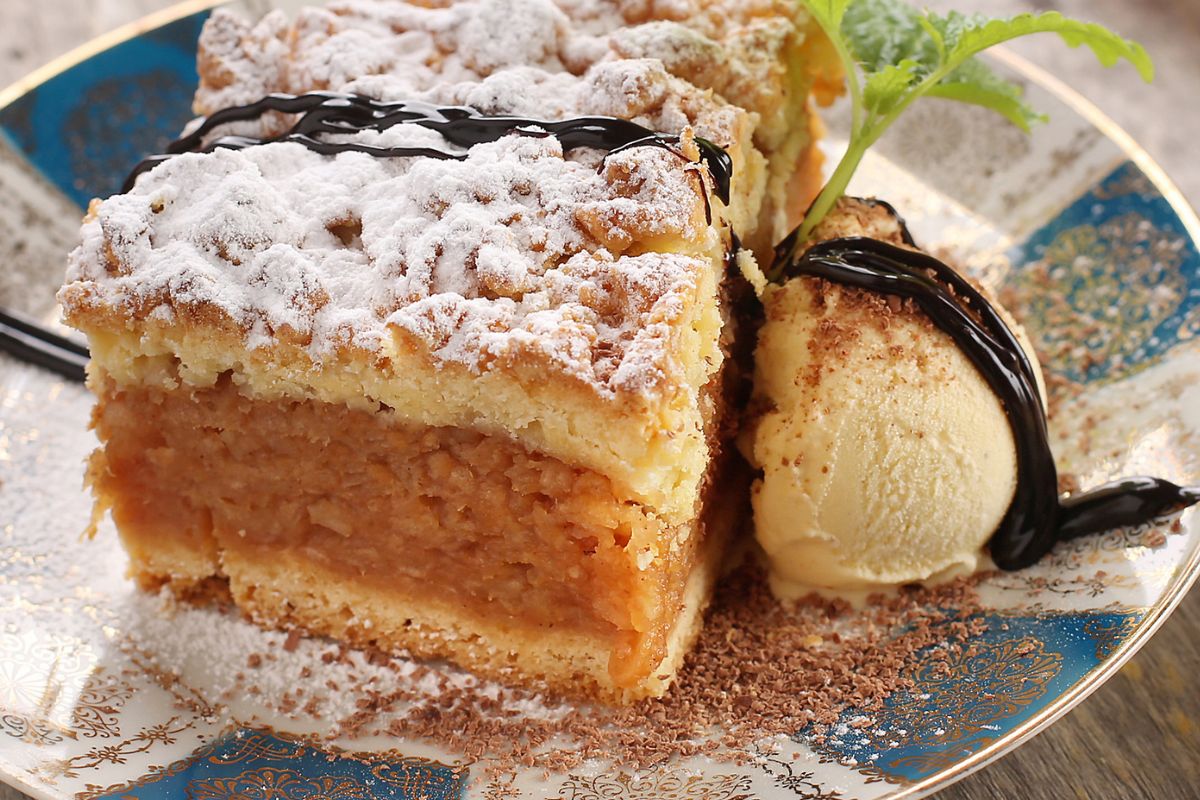 Szarlotka białostocka ma dużo jabłek, a nie namaka i nie rozpada się. Wszystko dzięki 1 składnikowi