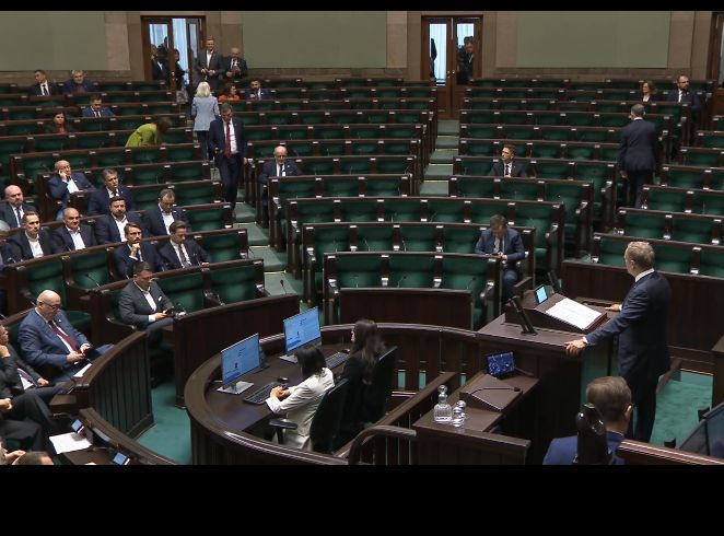 Tusk przemawia w Sejmie. Ławy PiS puste. Błaszczak ogłosił plan