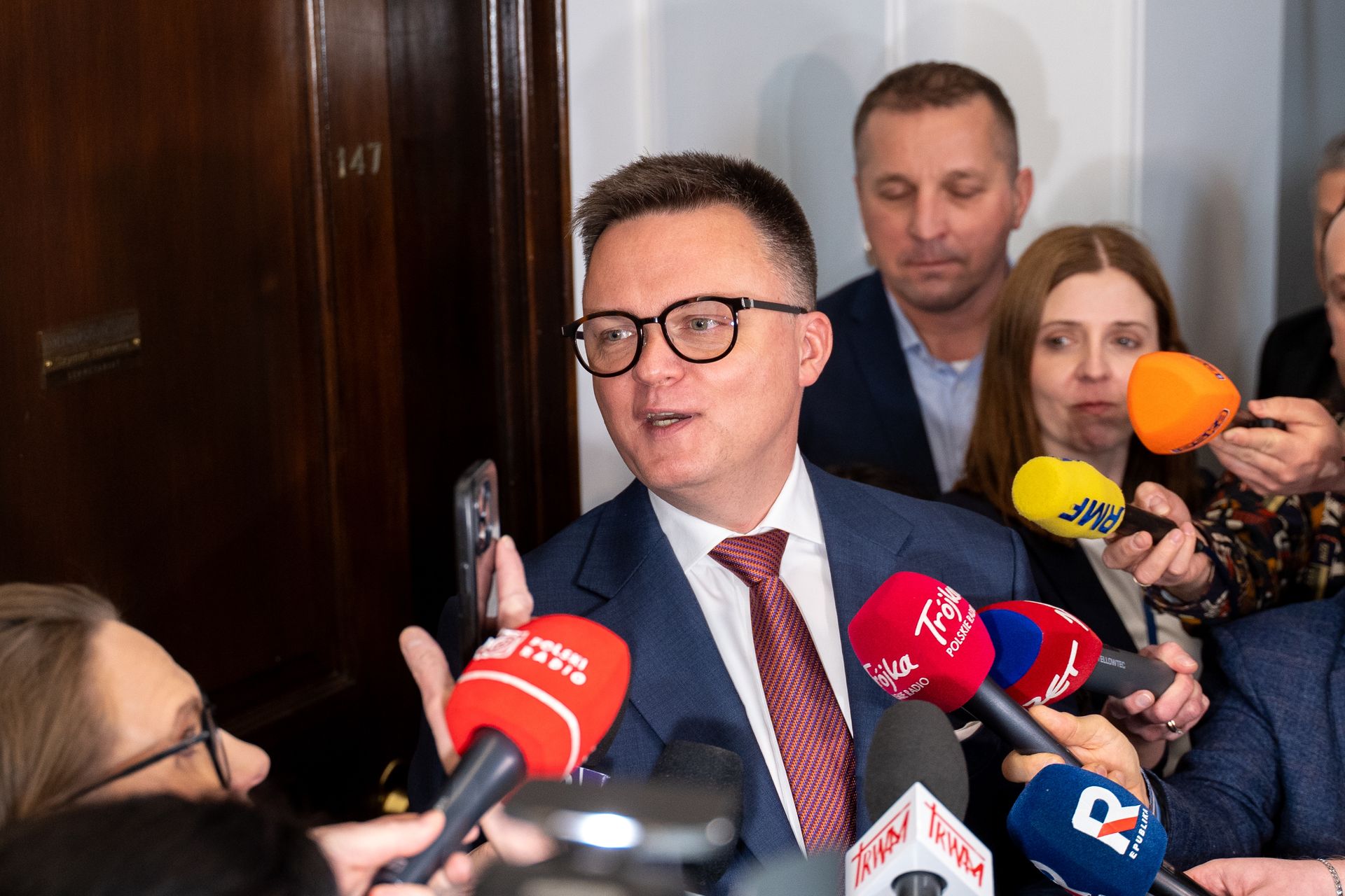 Hołownia zrzeknie się immunitetu? "Decyzja, gdy zobaczę wniosek"