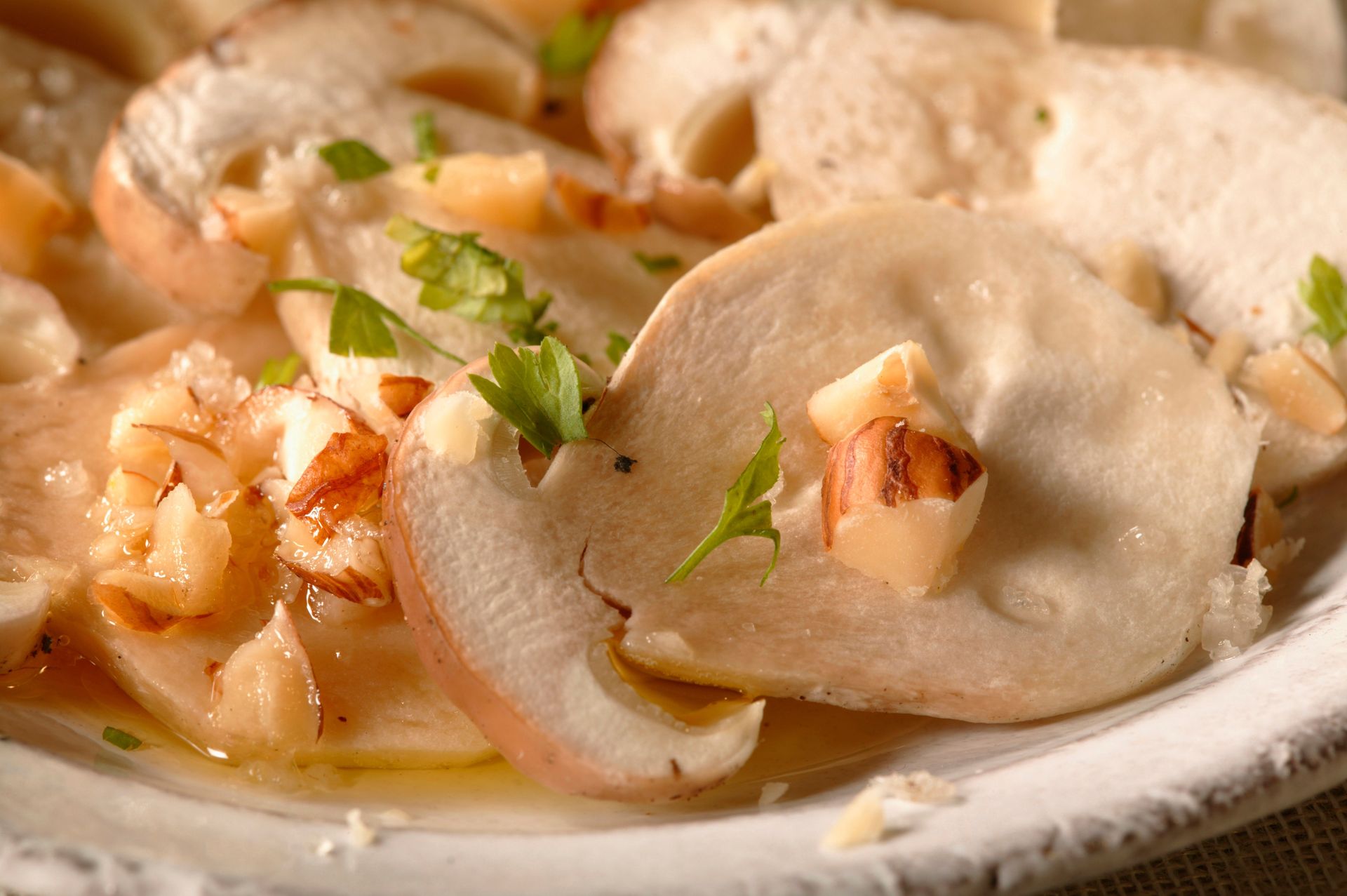 Większość wrzuca do sosu albo marynuje. Niewielu wie, iż bez obaw można je jeść na surowo