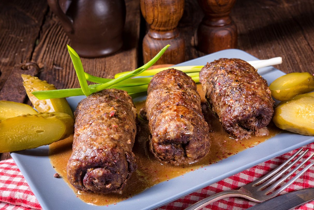 Przygotowuję dzień wcześniej. Takie mięso doskonale przechodzi przyprawami i jest tak miękkie, iż wystarczy tylko widelec