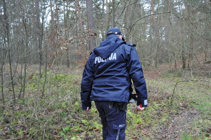 Zwłoki na parkingu w Zielonej Górze. Policja potwierdza, iż zmarły 47-latek miał przy sobie broń
