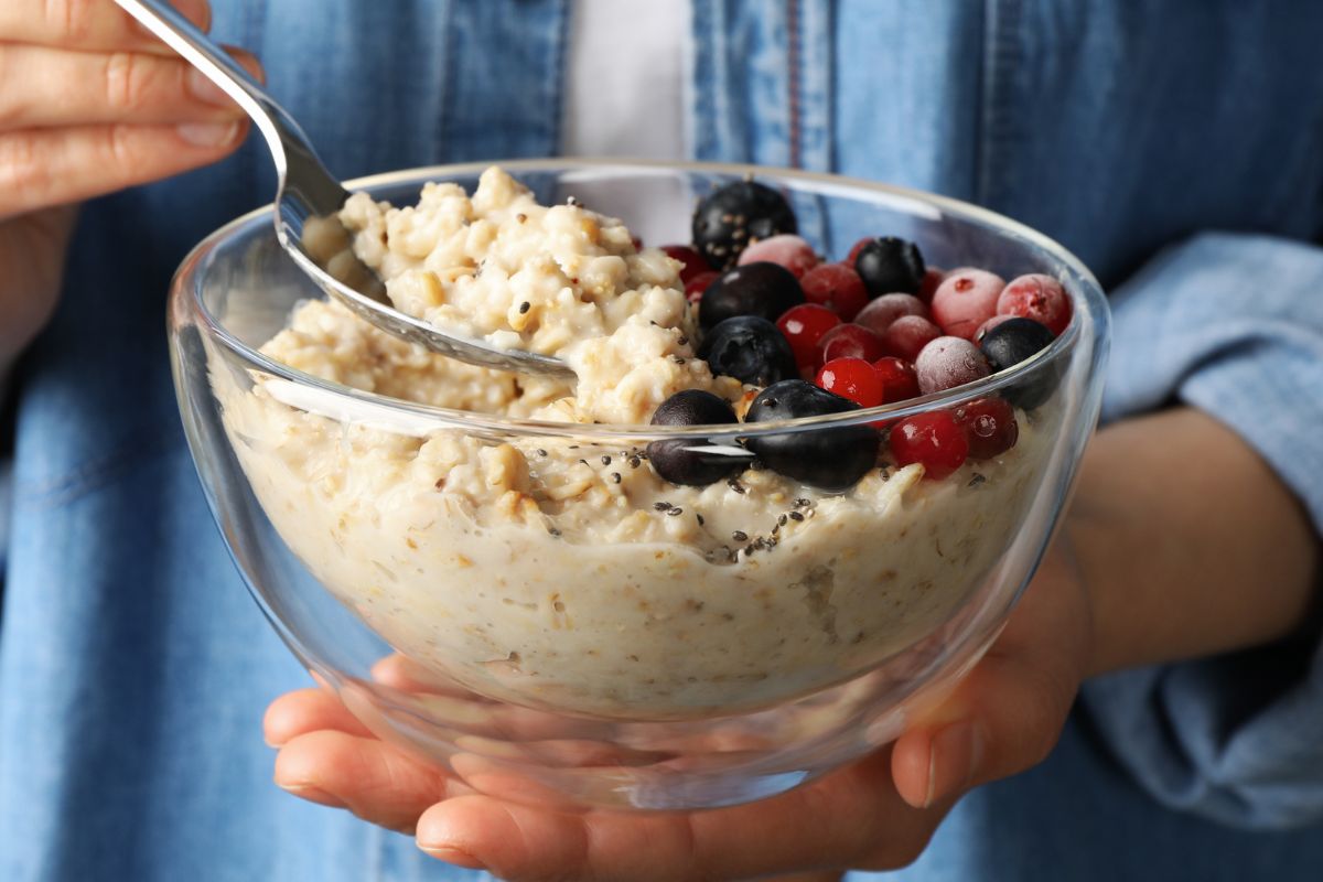 Lepsza owsianka na zimno czy na ciepło? Dietetyczka wyjaśnia, jak działa na organizm